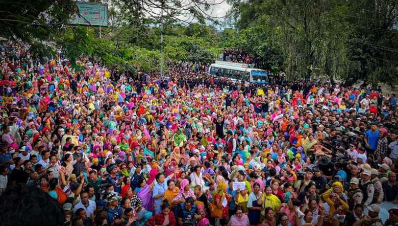 As Biren's convoy attempted to leave the secretariat and head towards the Raj Bhawan to submit his resignation, thousands of protesting women swiftly intercepted and stopped his progress.(Photo: IFP)
