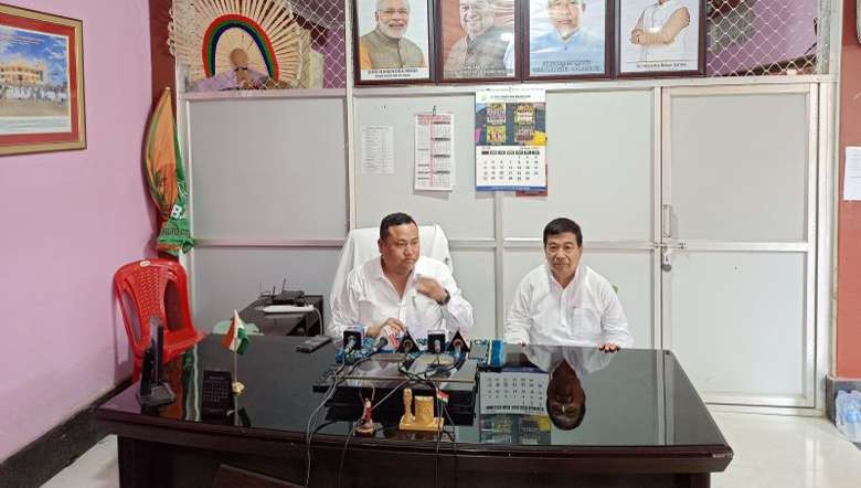 Manipur PHED Minister L Susindro alias Yaima address the media at his residence in Khurai (PHOTO: IFP)