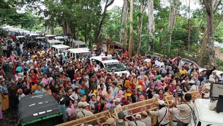 Angry crowd clashed with the police as the latter blocked Congress leader Rahul Gandhi's convoy at Bishnupur on June 29, 2023 (Photo: IFP)