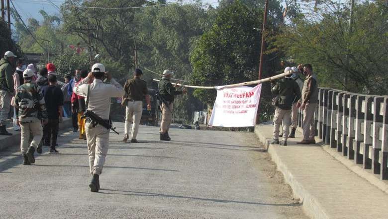 Police disperse bandh supporters at Khurai Salanthong, Imphal (PHOTO: IFP)
