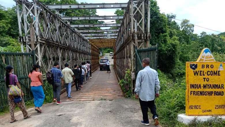 Myanmar nationals cross the India-Myanmar friendship bridge as they were sent home on July 29, 2020 (PHOTO IFP)
