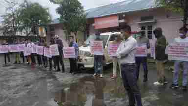 Volunteers of AIMS stage protest in front of education engineering wing at DM College campus (Photo: IFP)