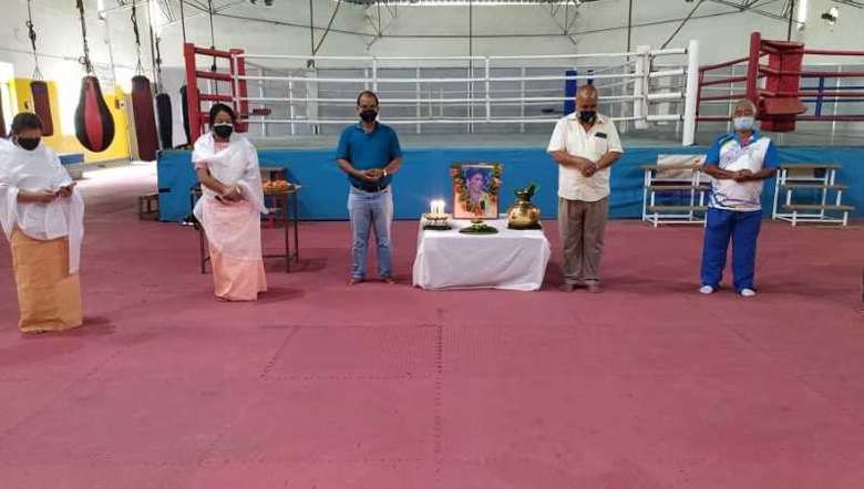 Coaches and staff of SAI, Imphal pay floral tribute to late boxer at Khuman Lampak Sports Complex, Imphal (PHOTO: IFP)