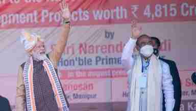 PM Modi (L) and Manipur CM N Biren Singh (Photo: Twitter)