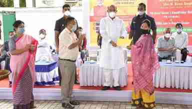 CM Biren presents gifts to women vendors of Ima market in Imphal