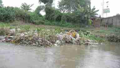 Garbage floating in the Nambul River (PHOTO: IFP)