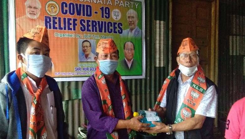 Huri Gonmei handling over face masks and sanitizers to BJP Tamenglong district president Phungang Phaomei and BJP Tamenglong Mandal president Saul Kamei (PHOTO: IFP)
