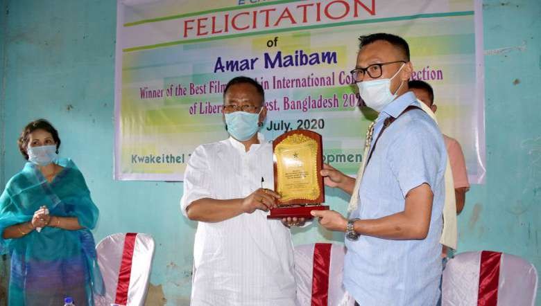 Art and Culture Minister L Jayantakumar Singh (L) felicitates director of ‘Highways of Life’ Amar Maibam (PHOTO: IFP)