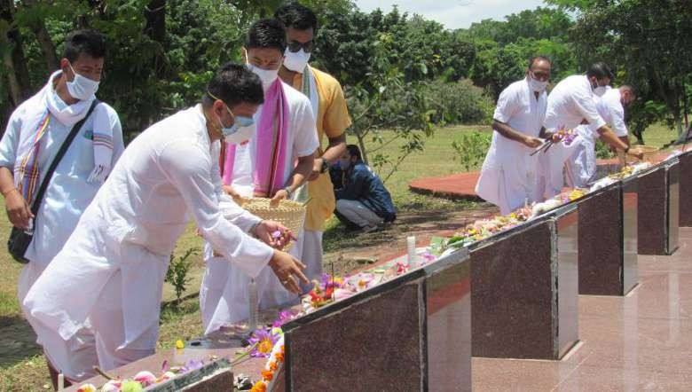 Floral tributes paid to martyrs of July 18, 2001 incident at Kekrupat, Imphal (PHOTO: IFP)