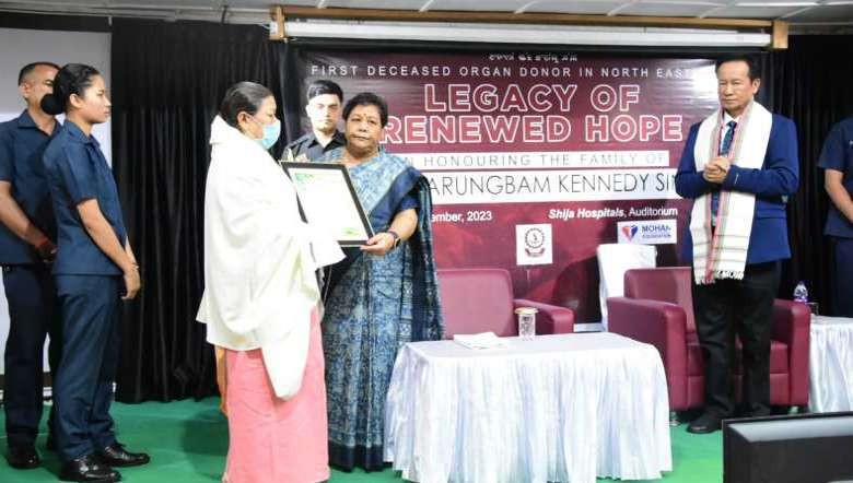 Governor Anusuiya Uikey felicitated the mother of organ donor Sarungbam Kennedy by presenting a shawl and certificate.