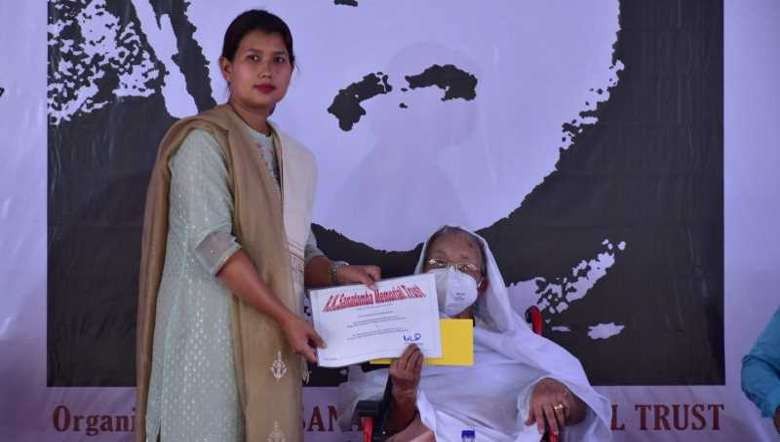 Imphal Free Press staff reporter Phurailatpam Keny Devi receiving the 19th RK Sanatomba Memorial Journalist Award 2022