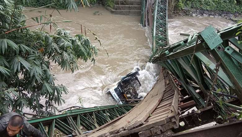Collapsed Irang Bridge at Taobam, Tamenglong, Manipur (Photo IFP)