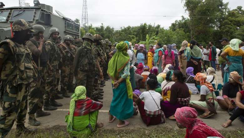 Women agitators confront Assam Rifles and Rapid Action Force (RAF) against the planned mass burial of 35 persons of Kuki-Zo community at Torbung Bangla in Bishnupur district on August 3, 2023 (PHOTO: IFP)