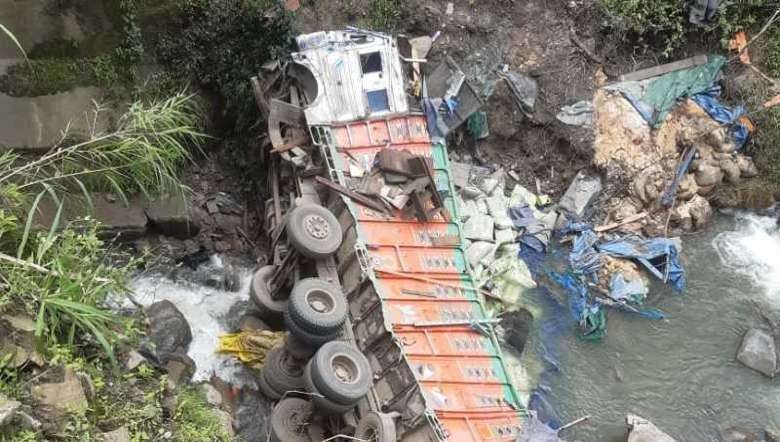A cement carrying Tata truck fell from Lihkru Korii Bridge on June 7, 2022 (PHOTO: IFP)