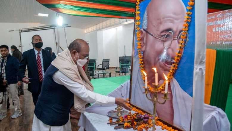Manipur Chief Minister N Biren paid homage to Mahatma Gandhi at Thambal Shanglen, Imphal on January 30, 2022 (PHPTO: Twitter)