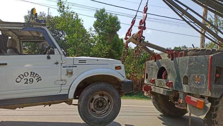 Bullet-riddled vehicle of the Manipur Police being lifted from the attack site at Tronglaobi on May 11, 2023 (PHOTO: IFP)