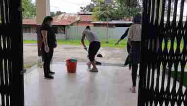 Returnees clean the hostel at Khuman Lampak complex before leaving for destination on July 16, 2020 (PHOTO: IFP)