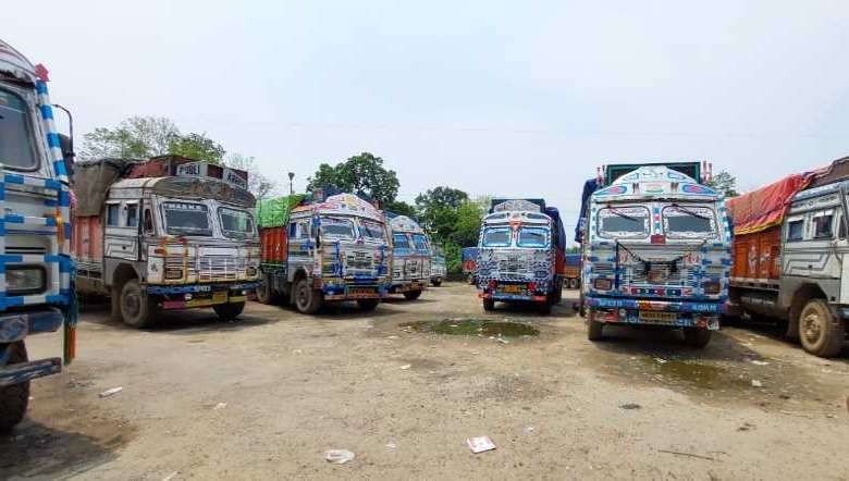 Trucks loaded with good and headed towards Imphal stranded on NH-37 (Photo: IFP)