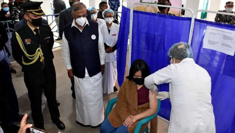 Manipur Governor La Ganesan made an inspection visit to the COVID-19 vaccination centre at RIMS on February 3.
