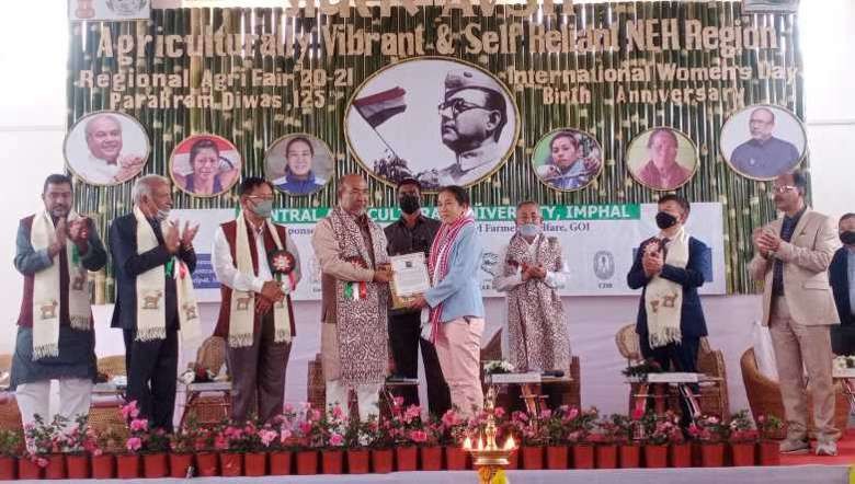 Manipur Chief MInister N Biren felicitating Padma Shri awardee Paonam Bembem