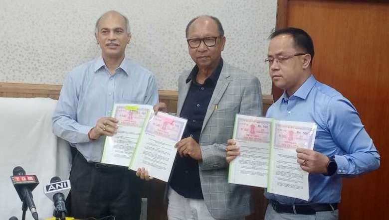 MAHUD minister Y Khemchand (C) signed agreement with School of Planning and Architecture, Bhopal in Imphal on June 20, 2022 (PHTO: IFP)