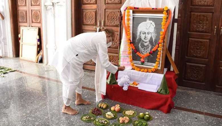 CM Biren offers floral tribute to Rajarshi Bhagyachandra on his 222nd death anniversary in Imphal on 19.10.2020