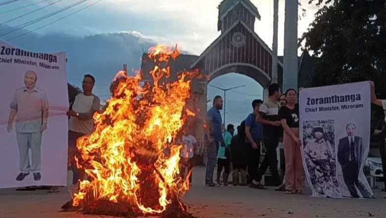 Effigy of Mizoram CM Zoramthanga torched at the main gate of Manipur Unversity. (PHOTO: IFP)