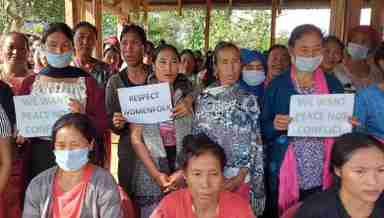 Namrei villager women confront Assam Rifles men over apprehension of three NSCN (I-M) cadres on September 10, 2020 (Photo: Tennoson Pheiray-IFP)