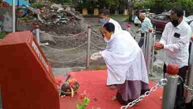 Manipur Integrity Day 2020: AMUCO pays floral tributes at the integrity pillar in Imphal (PHOTO IFP)