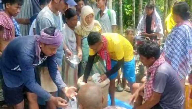 Solowalker Manikanta Mutum reaches out to flood-affected villagers in Assam (PHOTO: IFP)