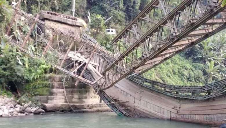 Collapsed Irang Bridge (FILE PHOTO: IFP)