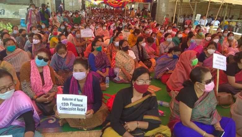 Members of Manipur Panchayat Parishad gather in large numbers to hold protest without maintaining COVID SOP on April 20, 2021 (PHOTO: IFP)
