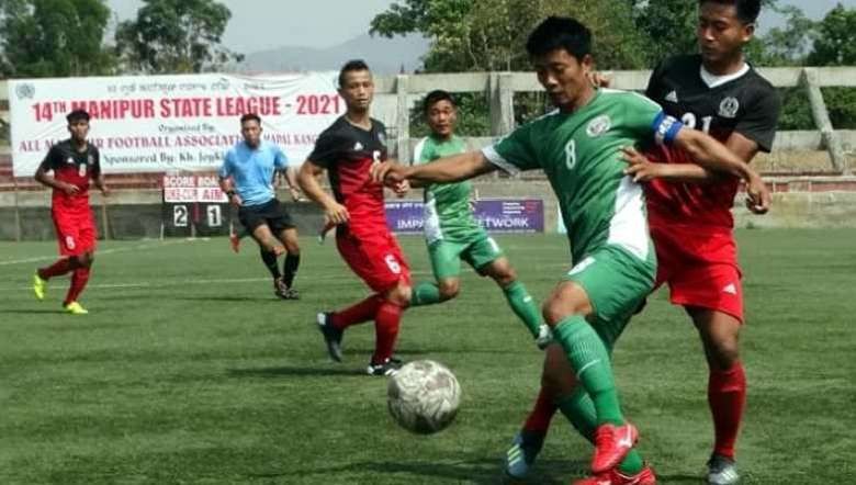 UKB Churachandpur(green) and AIM Khabam players tussle for the ball in 14th MSL at Artificial Turf (PHOTO: IFP)