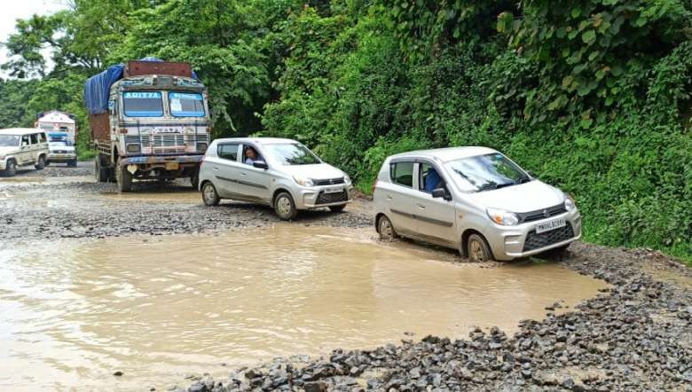 Associations claimed that the size of the potholes has increased with the onset of the rainy season (PHOTO: IFP)