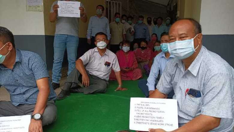 Healthcare employees stage sit-in protest (Photo: IFP)