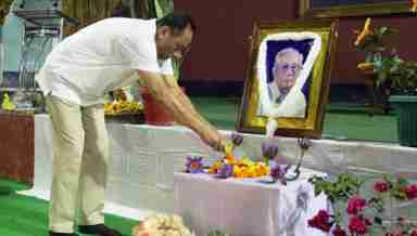 Former UNLF chairman RK Meghen offers floral tribute to singer Nongmaithem Pahari