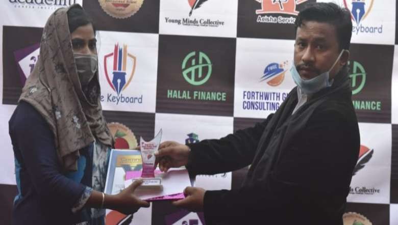Member of Young Minds Collective handover award to a competitor (PHOTO: IFP)