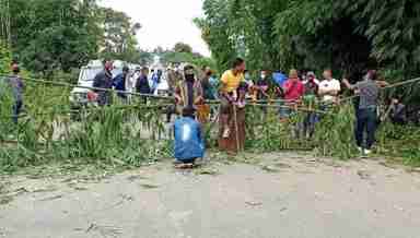 Volunteers enforcing total bandh at Gamgiphai in Kangpokpi district (Photo: IFP)
