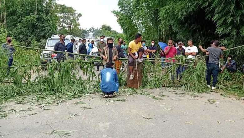 Volunteers enforcing total bandh at Gamgiphai in Kangpokpi district (Photo: IFP)