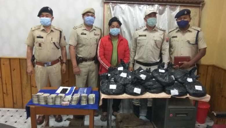 Drug dealer (C) arrested with opium and cash (Photo: IFP)