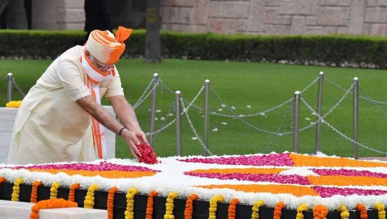 Prime Minister Narendra Modi paying floral tributes at the Samadhi of Mahatma Gandhi, at Rajghat, on the 74th Independence Day, in Delhi (PHOTO: PIB)