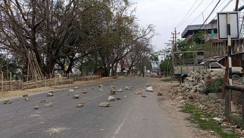 Irate locals of Khurai blocked roads, demanding justice for Sanaton (PHOTO: IFP Image)