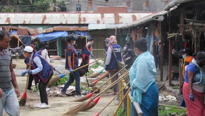 Sweepers in Imphal, Manipur (PHOTO: Thomas-IFP)