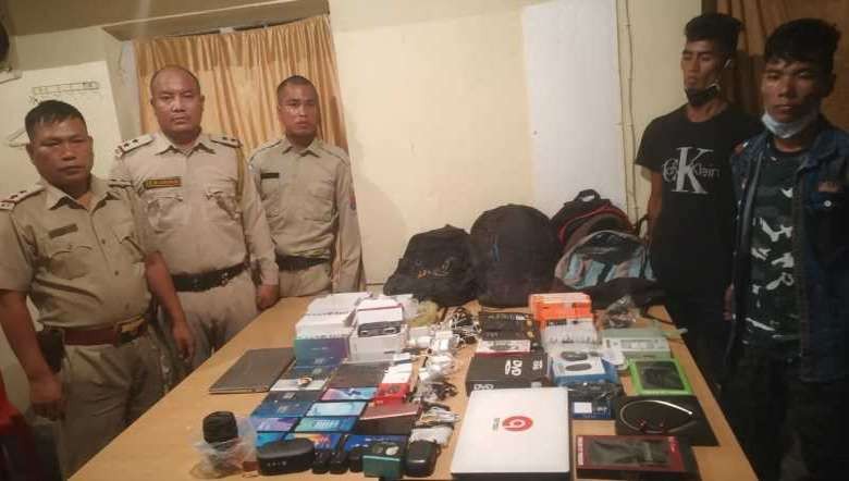 Two arrested men (R) with the stolen items (Photo: IFP)