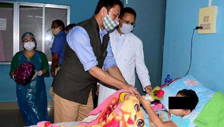 Minister Radheshyam interacts with cancer patient at RIMS (PhotoIFP)